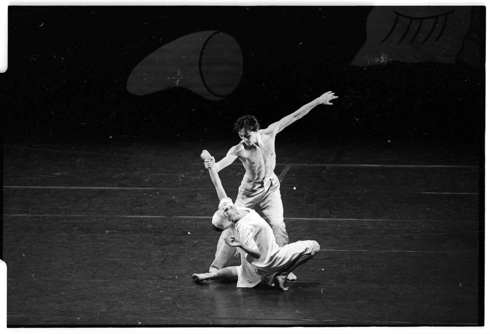 Guan Deng in einer Attitude-Pose aus Giselle